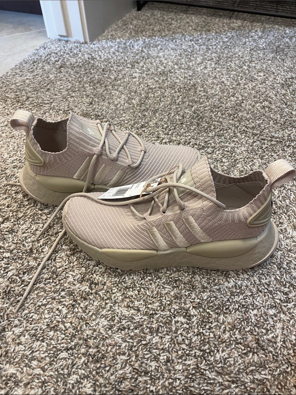 NWT - ADIDAS sneakers in Beige - 8.5